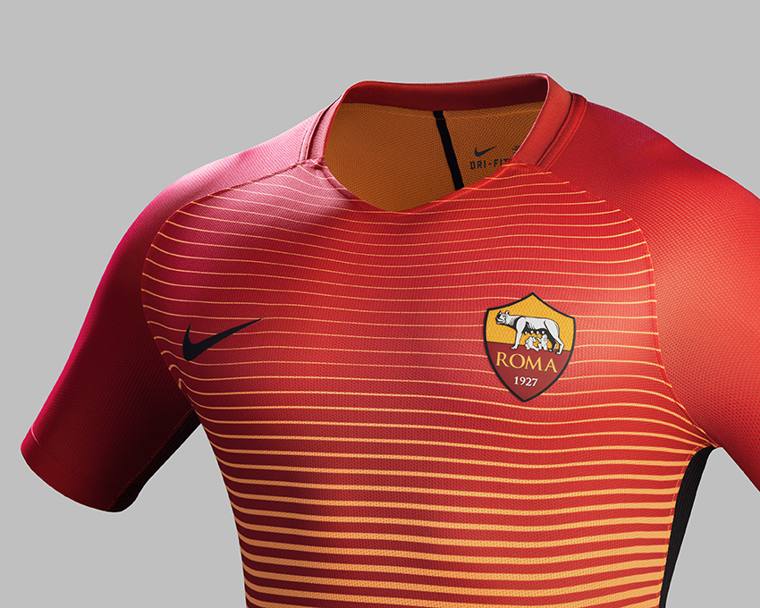 La nuova terza maglia della Roma  un innovativo mix di colori vivaci e decisi. Un’energica stampa con righe orizzontali rosse su fondo arancione chiaro, che sfuma verso l’orlo creando un senso di movimento. 